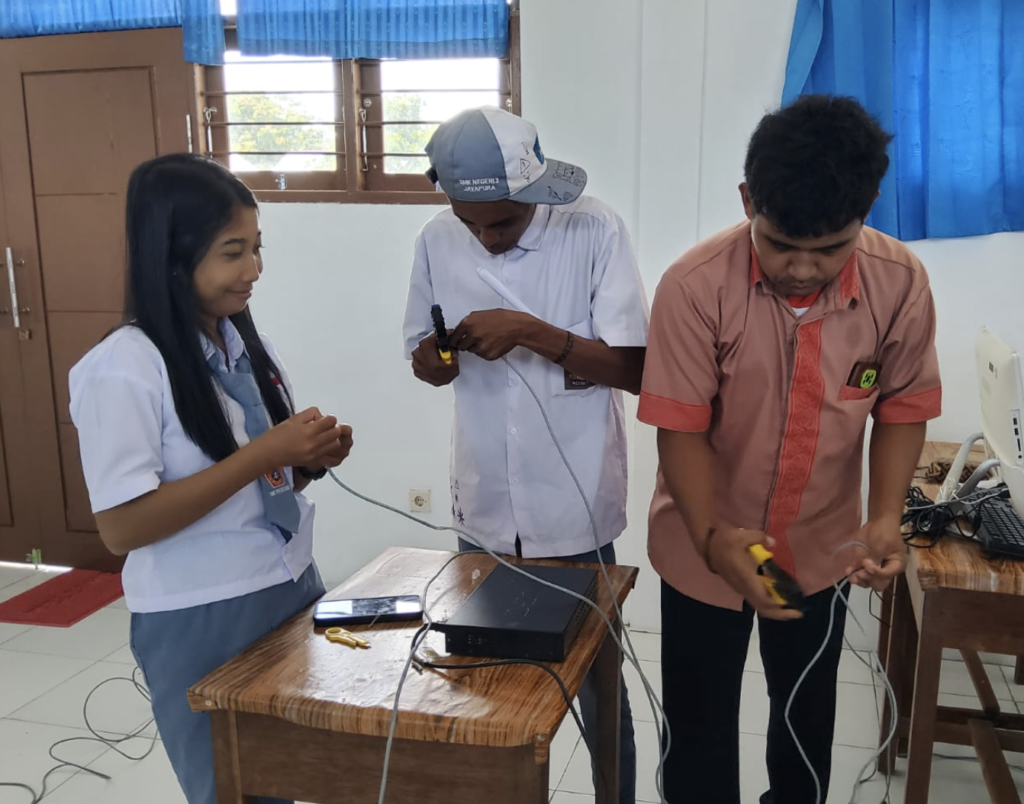 Dari Kader RelawanTIK Papua Menjadi Guru TKJ di SMKS YPK Betlehem Keerom